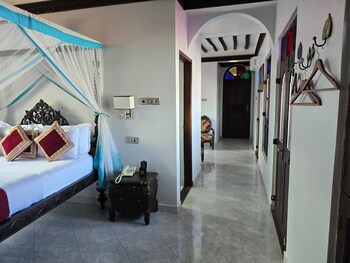 Dhow Palace Hotel