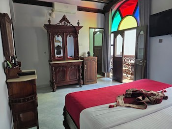 Dhow Palace Hotel