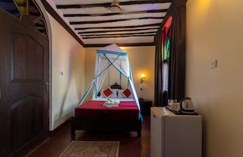 Dhow Palace Hotel