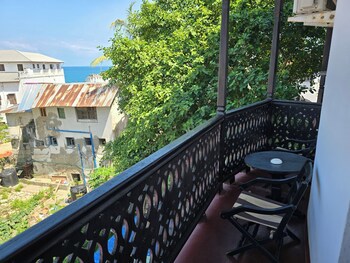 Dhow Palace Hotel