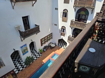 Dhow Palace Hotel