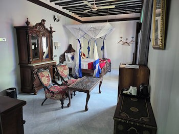 Dhow Palace Hotel