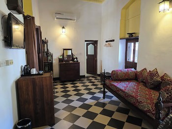 Dhow Palace Hotel