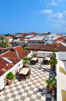 Dhow Palace Hotel