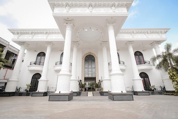 The Grand Palace Hotel