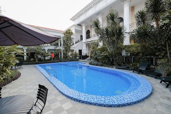The Grand Palace Hotel
