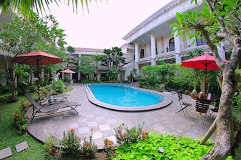 The Grand Palace Hotel