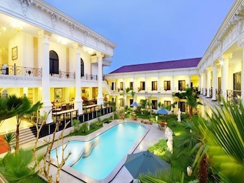 The Grand Palace Hotel