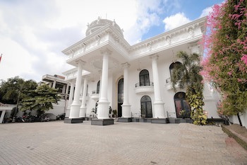 The Grand Palace Hotel