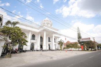 The Grand Palace Hotel
