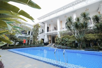 The Grand Palace Hotel