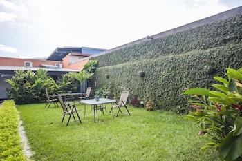 Berlor Airport Inn