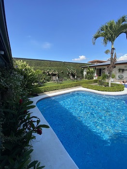 Berlor Airport Inn
