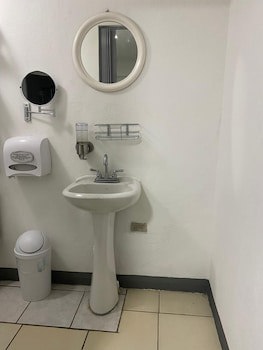 Berlor Airport Inn