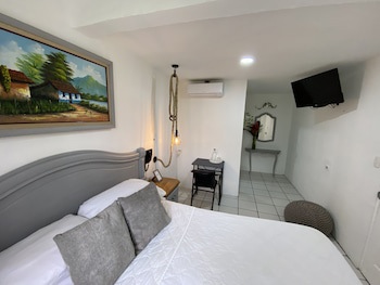 Berlor Airport Inn
