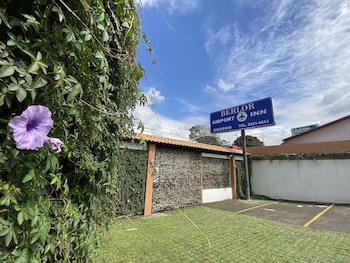 Berlor Airport Inn