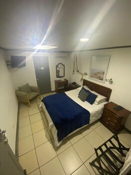 Berlor Airport Inn
