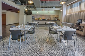 City Plus Patio Universidad