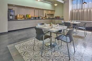 City Plus Patio Universidad