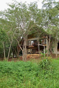 Victoria Falls Safari Suites