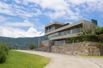 Bayhill Pool & Villa