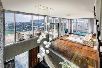 Bayhill Pool & Villa