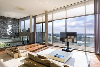 Bayhill Pool & Villa