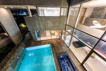 Bayhill Pool & Villa