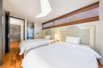 Bayhill Pool & Villa