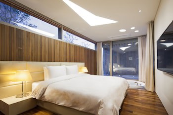 Bayhill Pool & Villa