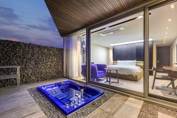 Bayhill Pool & Villa