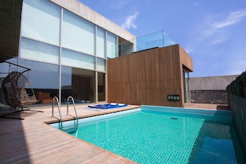 Bayhill Pool & Villa