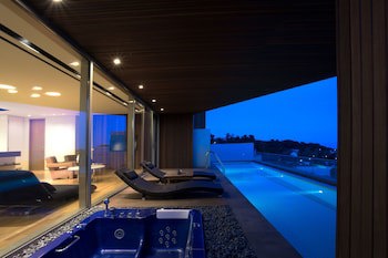 Bayhill Pool & Villa
