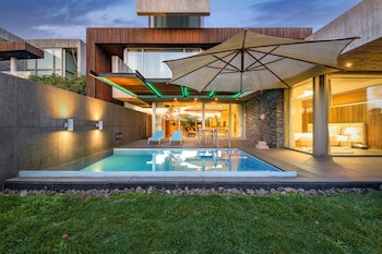 Bayhill Pool & Villa