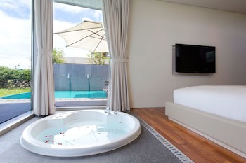 Bayhill Pool & Villa