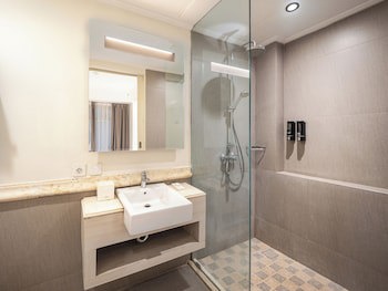 Alron Hotel Kuta Powered By Archipelago