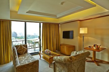 Six Seasons Hotel