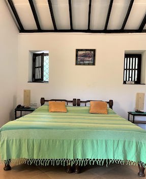 Granpa's Inn Hotel Bougainvillea