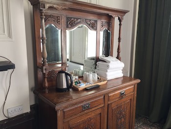 Adelphi Hotel
