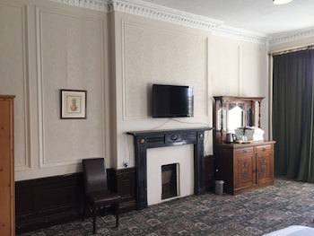 Adelphi Hotel
