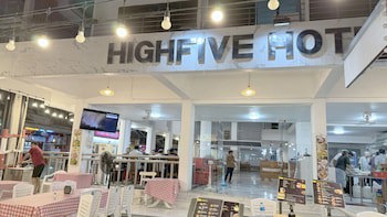 Highfive Hotel
