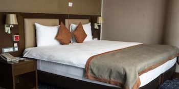 Parkside Hotel & Apartments