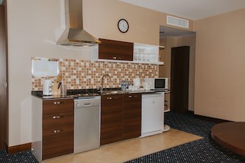 Parkside Hotel & Apartments