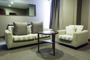 Parkside Hotel & Apartments
