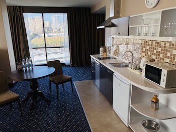 Parkside Hotel & Apartments