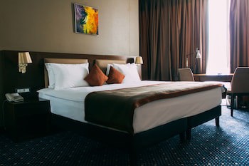Parkside Hotel & Apartments