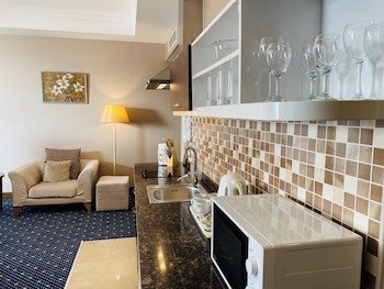 Parkside Hotel & Apartments