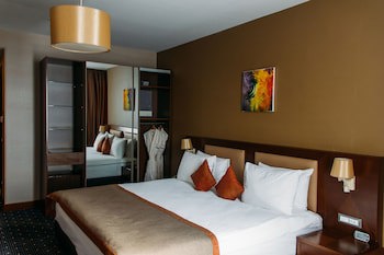 Parkside Hotel & Apartments