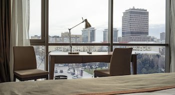 Parkside Hotel & Apartments