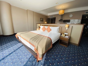 Parkside Hotel & Apartments